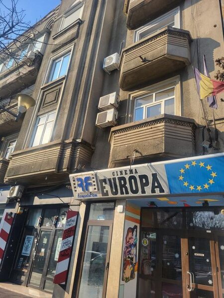 Trei camere, vand mansarda cinefilului,